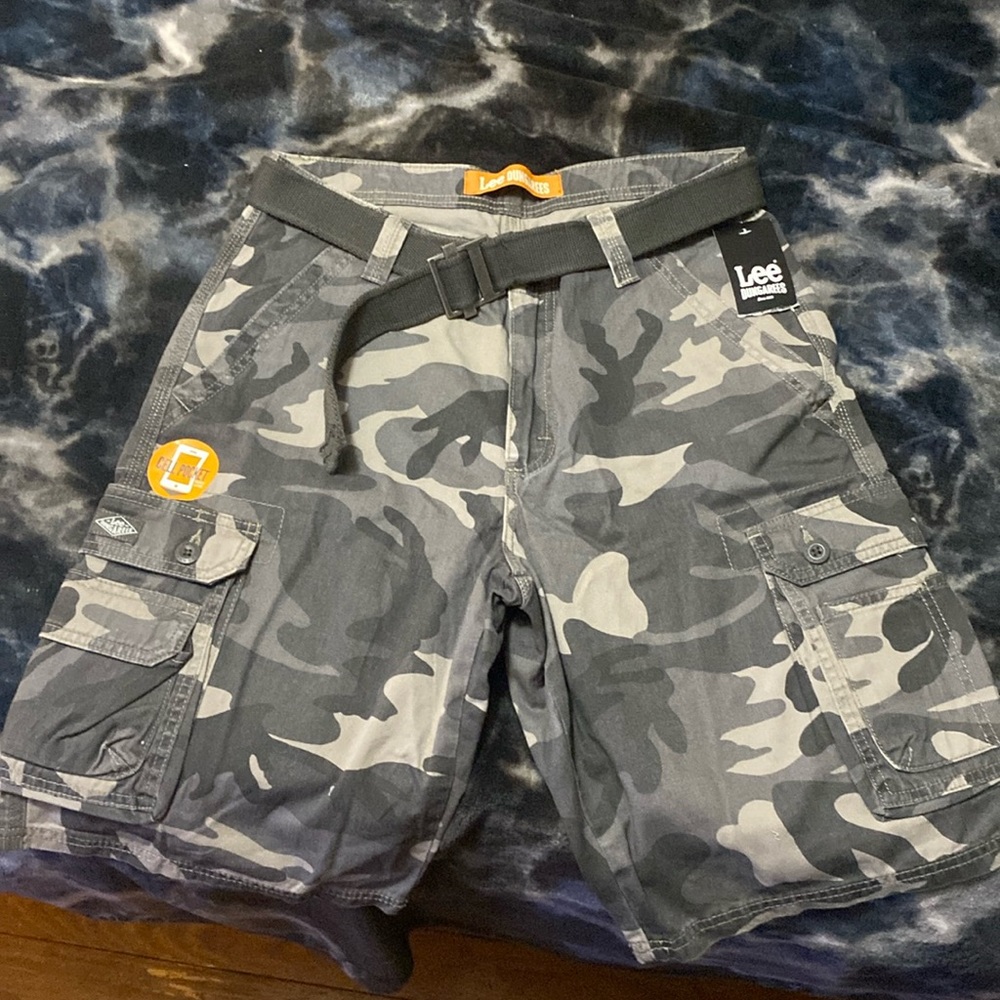 LEE DUNGAREE CAMO CARGO SHORTS SIZE 32